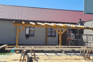 Nowe zadaszenie tarasowe przy sali wiejskiej w Zbarzewie w trakcie budowy