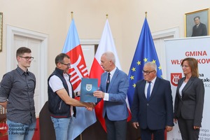 Podpisanie umowy na remont sali wiejskiej w Bukówcu Górnym