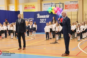 Wójt przemawia przez mikrofon