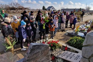 Uczestnicy rajdu w Dłużynie na cmentarzu