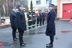 Złożenie meldunku przez dowódcę uroczystości młodszego kapitana Dominika Welsa brygadierowi Tomaszowi Grelakowi