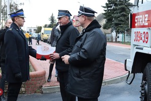 Wręczenie kluczyków, dokumentów do samochodu oraz aktów przekazania