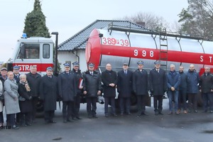 Zaproszeni gości na tle przekazanego samochodu 