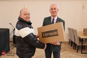Przekazanie sprzętu komputerowego dla dzieci oraz wnuków byłych pracowników PGR