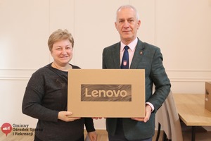 Przekazanie sprzętu komputerowego dla dzieci oraz wnuków byłych pracowników PGR