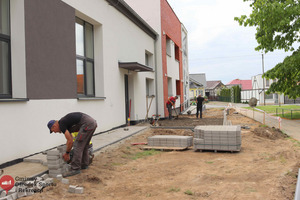 Prace związane z modernizacją terenu przy sali wiejskiej i remizie OSP w Bukówcu Górnym