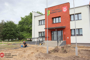 Prace związane z modernizacją terenu przy sali wiejskiej i remizie OSP w Bukówcu Górnym