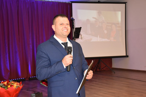 P.o. dyrektor Gminnego Ośrodka Kultury we Włoszakowicach Zbigniew Frąckowiak oficjalnie otwiera benefis