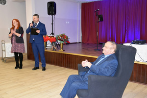 Zenon Poloch siedzi na fotelu, obo stoją p.o. dyrektor Gminnego Ośrodka Kultury we Włoszakowicach Zbigniew Frąckowiak i sołtys Sądzi Aleksandra Maćkowiak 