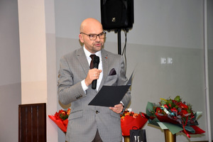 Wójt gminy Włoszakowice Marek Wąsowicz odczytuje list gratulacyjny