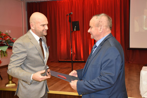Wójt gminy Włoszakowice Marek Wąsowicz wręcza list gratulacyjny Zenonowi Polochowi 