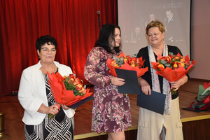 Aniela Poloszyk, Ines Piotrowska i Grażyna Tomowiak z kwiatami