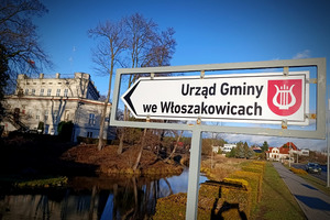 Widok na pałac otoczony fosą