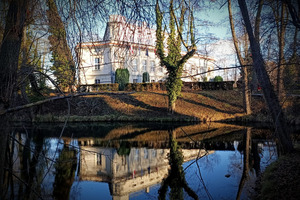 Widok na pałac i fosę